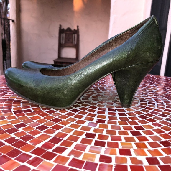 EUROPEA Green Leather Pump w Lifted Toe - Picture 2 of 8
